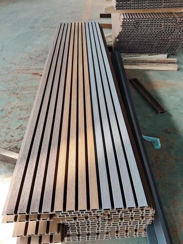 Buitenste bekleding geluidsdicht buitenwerk van kunststof samengesteld tuin waterdicht buitenwerk van hout met groeven