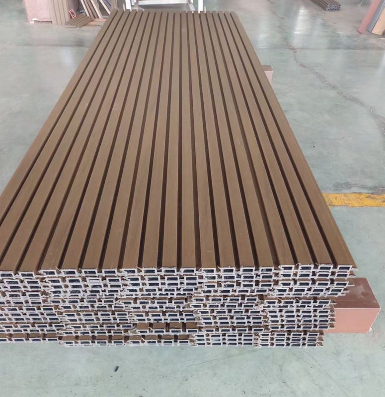 Buitenste bekleding geluidsdicht buitenwerk van kunststof samengesteld tuin waterdicht buitenwerk van hout met groeven