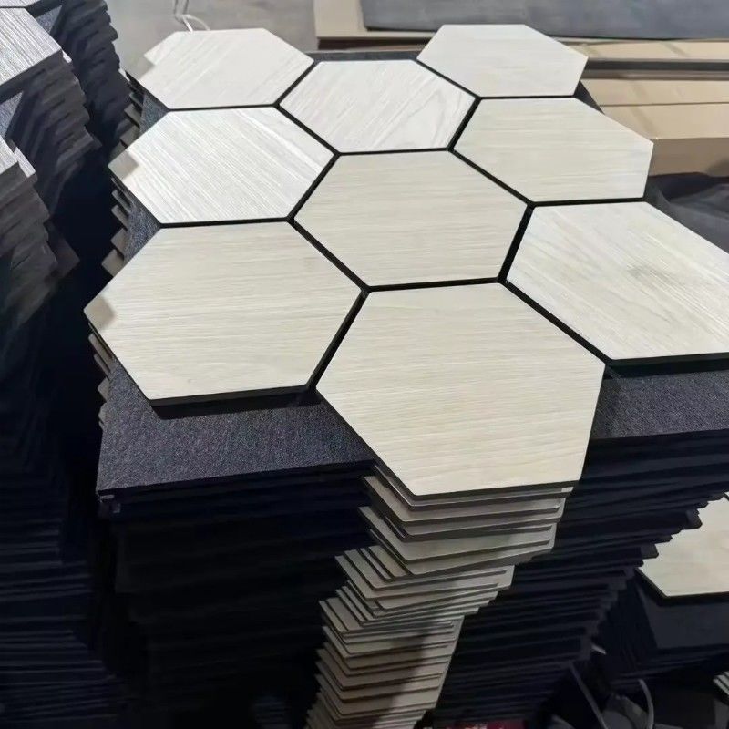 Verbeter akoestische ervaring 3D Hexagon geluidsdichte houten wandpanelen Roze Oranje Wit of aangepaste kleuren