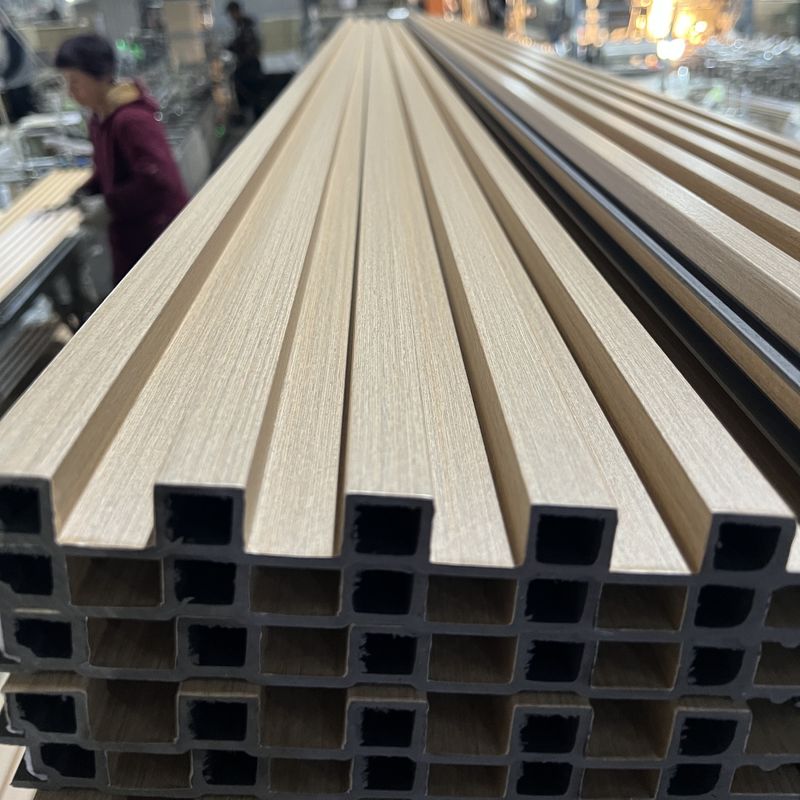 Waterdicht Wpc Muurpaneel Pvc Film Hout Plastic Wpc Plafond Slat Cladding Fluted Indoor Muurpaneel voor interieurversiering