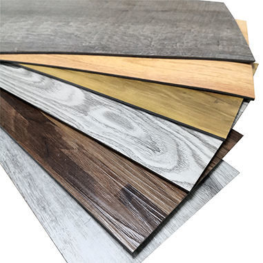 Moderne zelfklevende PVC LVT vloeren Ultieme oplossing voor de renovatie van oude huizen