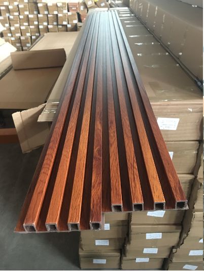 Eenvoudig te installeren houten composiet WPC wandpaneel externe bekleding interieur het gefreesde wandpaneel